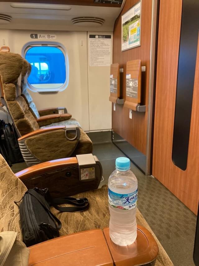 新幹線の「みずほ」の座席。一番前の座席です。